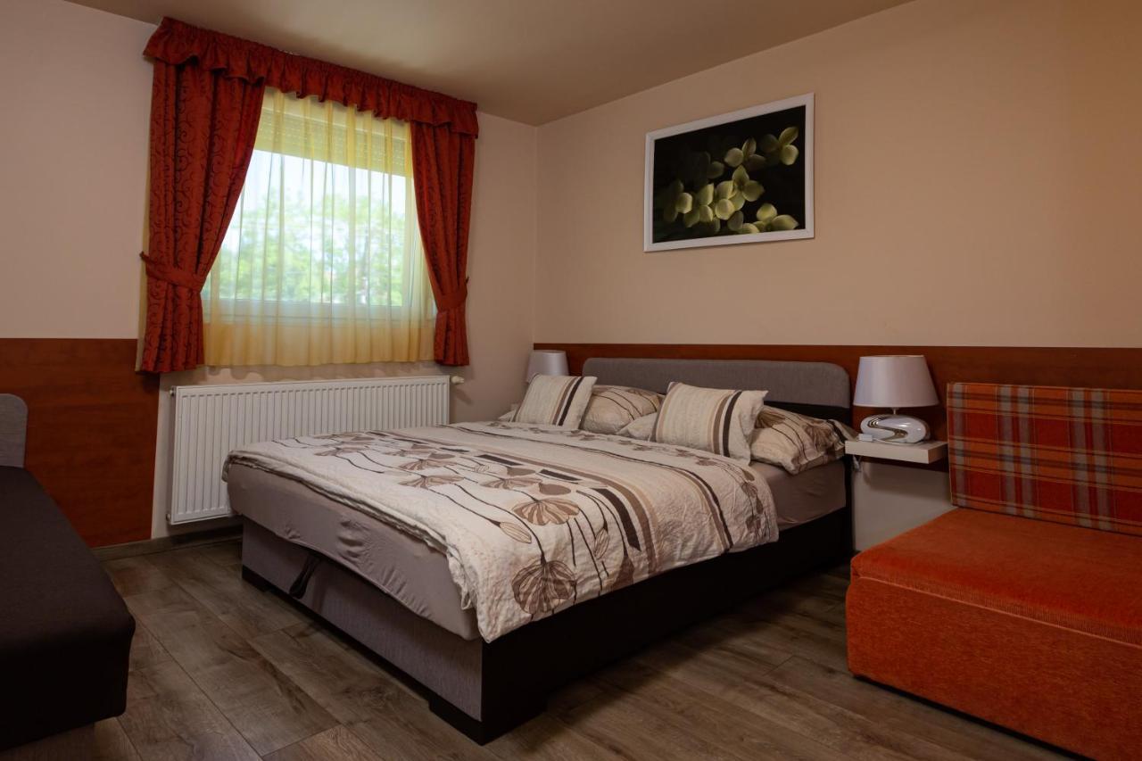 Erika Vendeghaz Hotel Eger Exterior photo